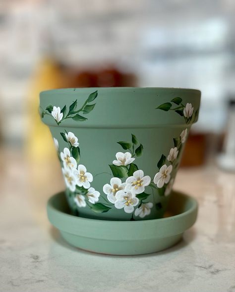 Painted Planter Pots Ideas, Cute Flowerpot Painting, Planter Design Ideas Paint, Pottery Painting Ideas Flower Pot, Paintings On Flower Pots, Painted Ceramic Flower Pots, Planter Container Ideas, Clay Pot Diy Paint, White Flower Pot Painting Ideas