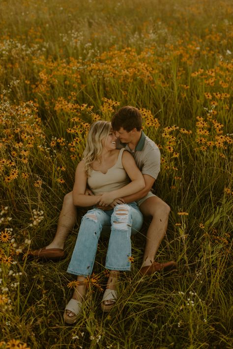 Field Picnic Photoshoot, Golden Hour Couples Shoot Field, Sunflower Feild Pics Couple, Corn Field Photoshoot Couple, Sunflower Field Couples Photoshoot, Flower Field Couple Photoshoot, Couple Sunflower Field Pictures, Wildflower Field Photoshoot, Flower Field Couple