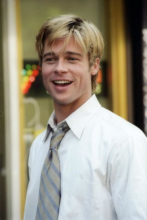 Flashback : les plus belles transformations capillaires de Brad Pitt Brad’s Pitt 90s, Brad Pitt Old, Long Hair Brad Pitt, Brad Pitt Images, Brad Pitt Close Up, Brad Pitt Hair, Joe Black, Stars D'hollywood, Chuck Palahniuk