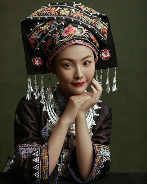 Miao People Traditional Dresses, Hmong Culture, Hmong Fashion, Asian Photography, Hmong Clothes, Kitchen Lighting Design, Clothing Studio, Body Adornment, Face Photography