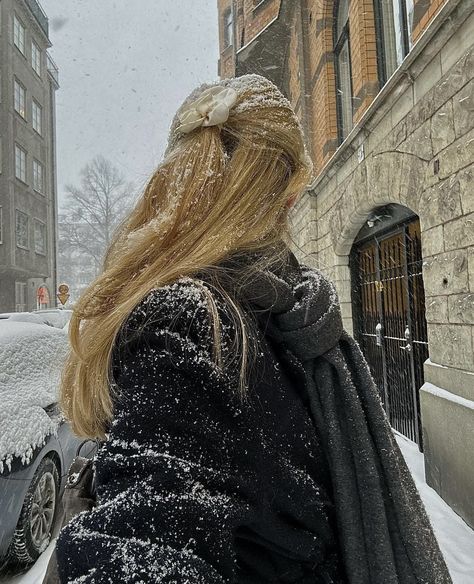 Winter Hair Aesthetic, Winter Photo Aesthetic, Snow In Hair, Winter Pfp Aesthetic, Cold Girl Aesthetic, Romanticize Winter, Kiki Core, Long Black Coat Outfit, Hairstyle Bow