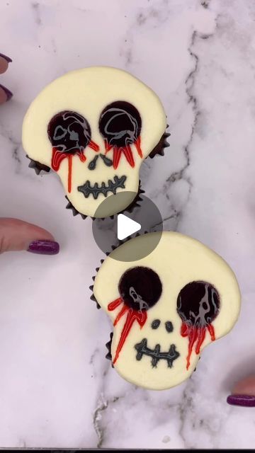 Rachel Lindsay on Instagram: "Spooky scary skull cupcakes 💀🩸☠️  Here’s another shaped cupcake hack that I created for @wiltoncakes #halloweenideas   Super cute or super spooky??   Use foil logs to shape your cupcake cases 🪵  Pipe white buttercream using tip 2A💀 Press down onto parchment paper 👇🏻 Freeze for 20 minutes 🥶 Use a small piping tip to make eye holes while the buttercream is still cold 👀 Fill with edible blood and use a toothpick to make the eyes bleed 🩸😵‍💫 Add nostrils and a mouth using black royal icing 🖤  #cupcake #bakinghacks #halloween #spookyseason #skull #cakedbyrach" Grave Yard Cupcakes, Scream Cupcakes Ideas, Halloween Skull Cupcakes, Horror Cupcakes Ideas, Cupcake Recipes Halloween, Scary Halloween Cupcakes, Cup Cake Halloween, Tombstone Cupcakes, Scary Cupcakes