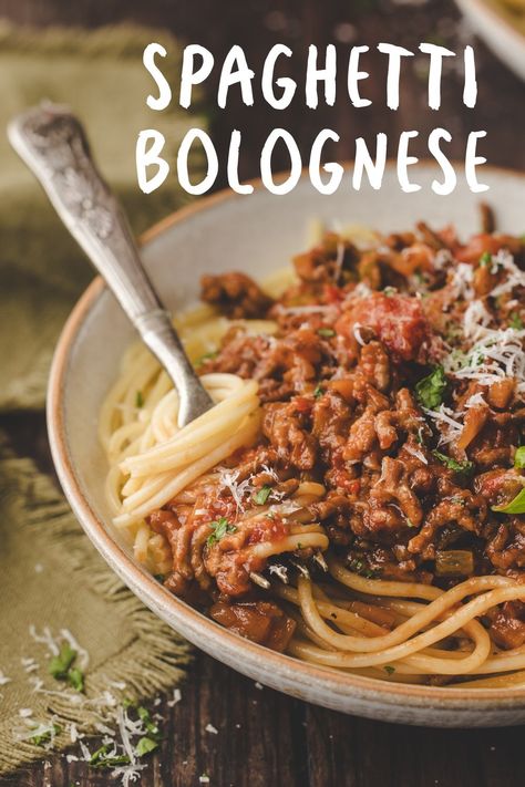 This spaghetti Bolognese is rich, hearty, and packed with comforting flavors that always hit the spot. The slow-cooked Ragù with San Marzano tomatoes and a splash of red wine brings out incredible depth. via @cmpollak1 Bolognese Spaghetti, Antipasto Pasta Salads, Chicken Saltimbocca, Ragu Recipe, Pasta Bolognese, Homemade Spaghetti, Diner Recept, Pasta Carbonara, Meat Dinners