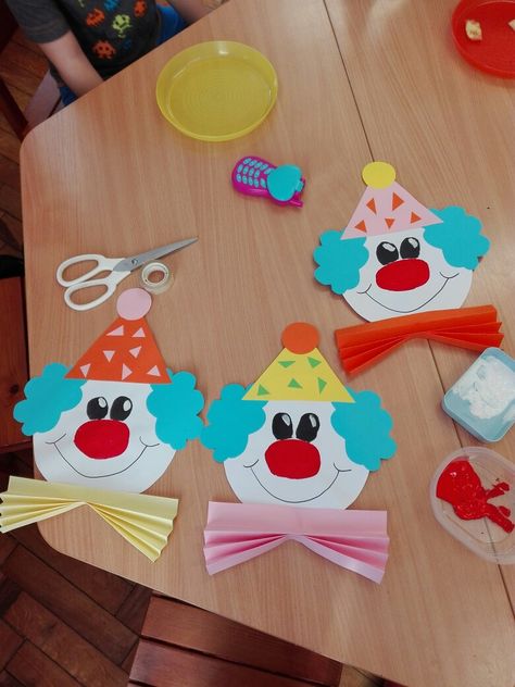 Carnival Crafts Preschool, Clown Crafts For Kids, Clown Crafts Preschool, Kindergarten Art Activities, Clown Crafts, Carnival Crafts, Craft Work For Kids, Circus Crafts, School Board Decoration