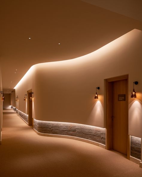 Architectural Lighting Design Interior, Hotel Hallway Lighting, Curved Wall Lighting, Texture Color Wall, Spa Corridor, Lobby Lighting Design, Hotel Corridor Design, Cove Lights, Entryway Design Ideas