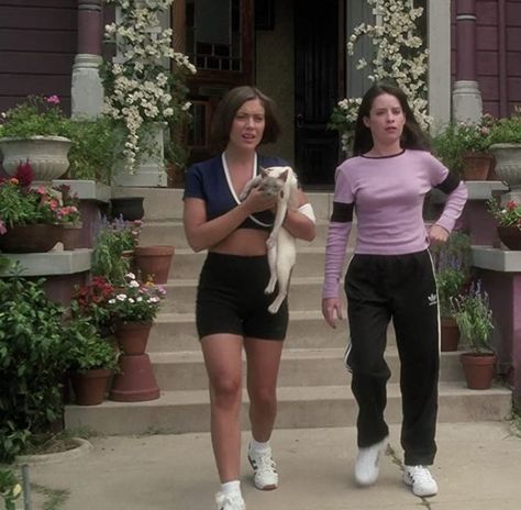 Charmed Show Outfits, Outfits From Charmed, Charmed Pheobe Outfit, Phoebe From Charmed Outfits, Charmed Aesthetic Outfits, Charmed Tv Show Fashion, Charmed Outfits 90s Season 1, Charmed Outfits 90s Phoebe, Phoebe Halliwell Aesthetic