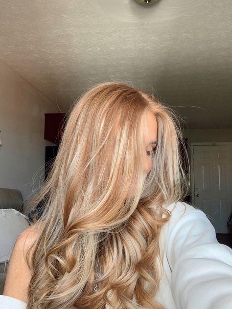 Ginger Blonde Ombre Hair, Red And Blonde Hair Aesthetic, Blonde On Ginger Hair, Straw Berry Blonde Highlights, House Party Outfit Summer, Natural Red And Blonde Hair, Ginger Hair With Blonde Highlights Money Piece, Sun Rise Blonde Hair, Platinum Blonde Hair With Red Lowlights