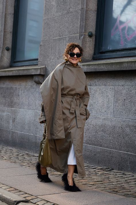 7 Street Style Trends From Copenhagen Fashion Week | Who What Wear Copenhagen Fashion Week Street Style, Street Style Fall Winter, Outerwear Trends, Winter Fashion Outfits Casual, Monochrome Outfit, Funky Shoes, Copenhagen Fashion, Fashion Book, Stretchy Headbands