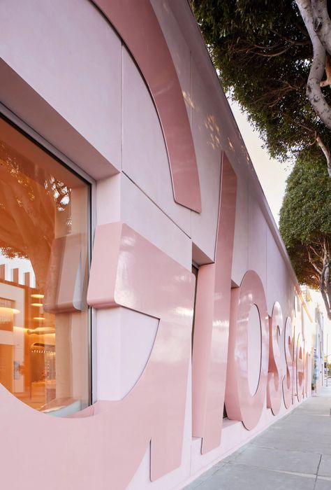 Glossier’s Los Angeles store takes cues from Hollywood studios Glossier La Store, Glossier Branding, Glossier Store, Cali Summer, Popup Store, Digital Advertising Design, Retail Space Design, Billboard Advertising, Beauty Planet