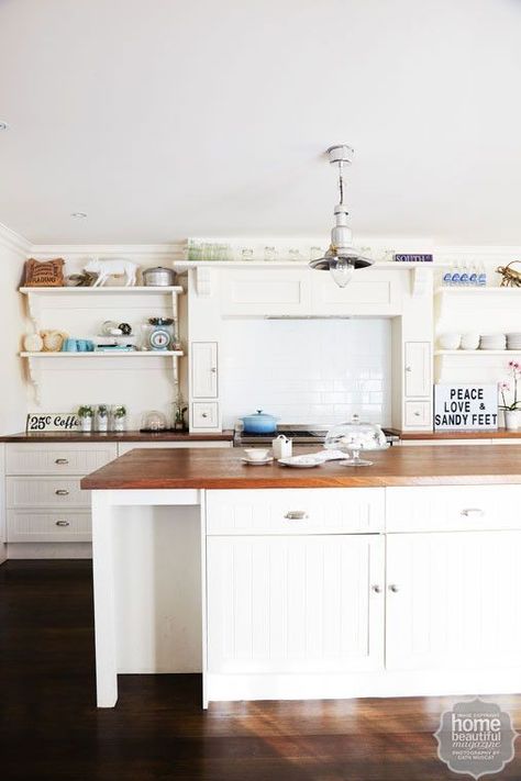 Kitchen inspiration: open shelving Timber Bench Top, Timber Cabinetry, Kitchen With Shelves, Antique White Usa, Lounge Diner, Antique White Kitchen Cabinets, Coastal Style Kitchen, Antique White Kitchen, Farm Living