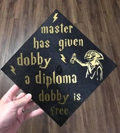 Cool Graduation Cap Designs, Graduation Hats Ideas, Grad Hat Decoration, Grad Hat Ideas, Graduation Hat Ideas, 2023 Graduation Cap, Graduation Hat Designs, Graduation Things, Grad Hats