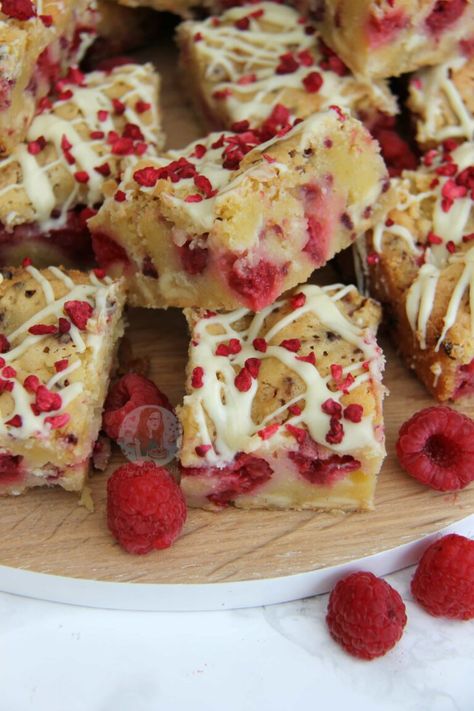 White Chocolate Blondies Recipe, Raspberry Blondies, Chocolate Blondies Recipe, Chocolate Traybake, Chocolate Raspberry Brownies, Raspberry And White Chocolate, Chocolate Blondies, White Chocolate Brownies, White Chocolate Blondies