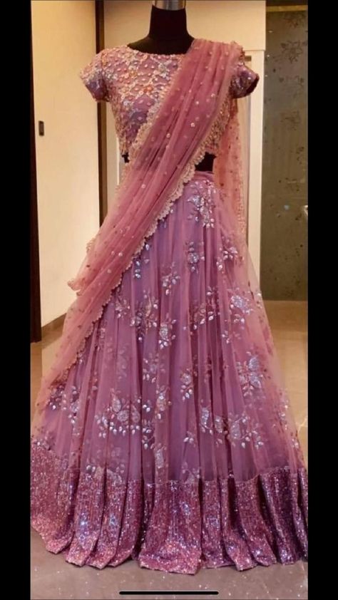 April Outfit Ideas, Outfits Simples, Outfit Casual Mujer, Chic Prom Dresses, Affordable Outfits, Party Wear Gowns, Half Saree Lehenga, Long Gown Design, Wedding Lehenga Designs