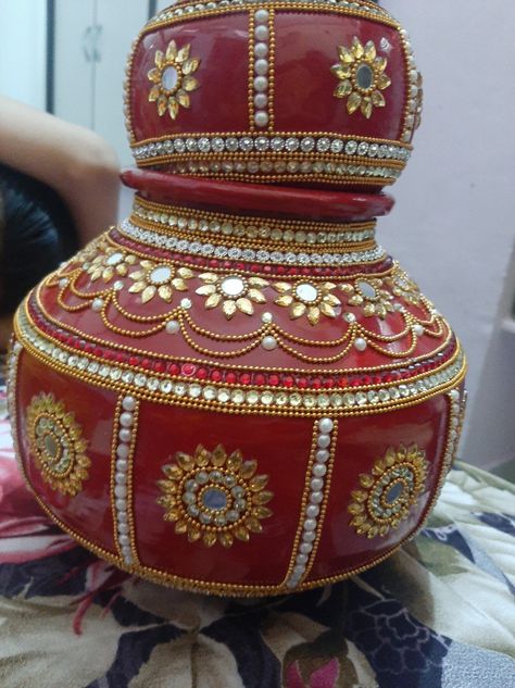 Wedding Matka Decorations, Matki Decoration Ideas For Wedding, Matka Decoration Pots Wedding, Matka Decoration Pots, Kalash Decoration Handmade, Matli Decoration, Matki Decoration Ideas, Matka Decoration, Matki Decoration