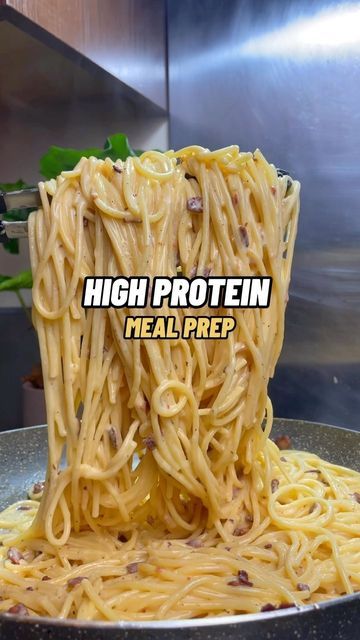 🍽️ MEALS FOR MUSCLES 💪 | Dij 🙋🏽‍♂️ on Instagram: "BULK-UP CARBONARA 💪🔥 Man this was too good! As promised I’m back with the carbonara recipe, so tasty and perfect for meal prep if you are on a bulk! 🚀 Serves 4: 🍽️🍽️🍽️🍽️ Calories & Macros📊 Per serving: 812 calories 44g P | 78g C | 33g F Ingredients✅ - 400g Spaghetti (dry weight) - 300g (10 rashers) diced back bacon (@musclefooduk) - 4 large eggs - 150ml heavy cream - 75g grated parmesan - salt & pepper to taste Method ⏰ 1. Cook spaghe High Protein Carbonara, Bulking Recipes For Men, Meal Prep For Bulking Up Men, Bulking Meals Men, Bulking Meal Prep For Men, Bulking Recipes, Bulking Meal Prep, Gain Food, Bulking Meals