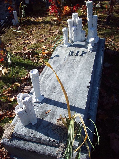 great grave Cementary Decoration Ideas For Halloween, Halloween Cemetery Ideas Front Yards, Halloween Crypt, Pvc Candles, Drippy Candles, Halloween Cemetery, Diy Halloween Party, Grave Yard, Halloween Diy Outdoor