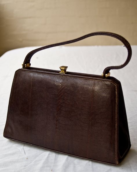 1940s handbag.a girl has to own one if she is a vintage babe 1930s Handbags, 1930s Purse, 1940s Accessories, Goodwood Revival, Bucket Purse, Sixties Fashion, Brown Leather Bag, Vintage Purses, 1940s Fashion