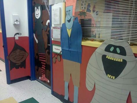 HOTEL TRANSYLVANIA Hotel Transylvania Door Decoration, Hotel Transylvania Halloween Decorations, Hotel Transylvania Decorations, Spooky Walk, Hotel Transylvania Party, Halloween Doors, Halloween Office, Silly Goofy, Hotel Transylvania