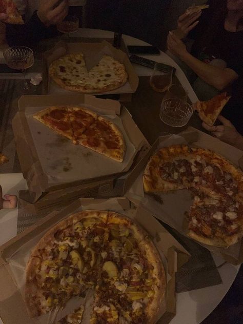 Friends Pizza Aesthetic, Pizza Night With Friends, Pizza Friends Aesthetic, New Years Eve Friends Pictures, Pizza Girl Aesthetic, Pizza With Friends Aesthetic, Pizza Aesthetic Friends, Pizza Night Friends, Pizza Party With Friends