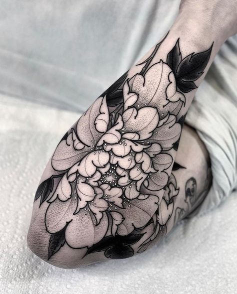 Beautiful peony tattoo with detailed white ink dots done by @black_casket | www.otziapp.com White Flower Tattoo, Black And White Flower Tattoo, Tato Maori, Neo Tattoo, Japanese Flower Tattoo, Traditional Tattoo Flowers, Neotraditional Tattoo, Chrysanthemum Tattoo, Yakuza Tattoo