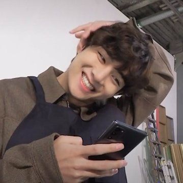 Kim Taehyung Cute, Taehyung Smile, V Cute, Bts Lockscreen, V Taehyung, Bts Taehyung, Taking Pictures, Bts Memes, Kim Seokjin