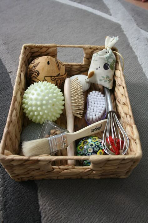 Sensory Basket, Treasure Basket, Baby Montessori, Baby Sensory Play, Baby Play Activities, Baby Learning Activities, Montessori Baby, Baby Activities, Montessori Materials