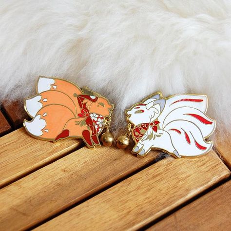 Queenie and Dawnsing are excite to make as much noise as possible! They are posed screaming at each other and each have a gold jingle bell on their neck. These pins are plated in gold and are about 2 x 1.25 inches in size. There are two clutches on the back of each fox to prevent spinning.