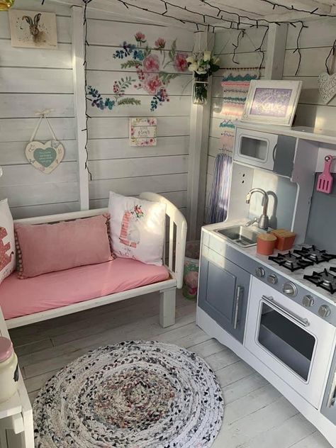 Playhouse Set Up Ideas, Playhouse Kitchen Ideas, Play House Ideas Interior, Small Wendy House Interior, Playhouse Shed Ideas, Inside Wendy House Ideas, Outdoor Cubby House Interior, Garden Playhouse Interior, Play House Decorating Ideas Inside