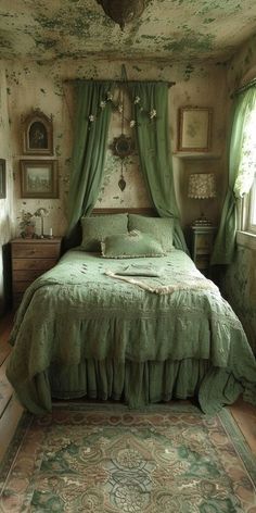 Green Antique Bedroom, Elegant Green Bedroom, Green Victorian Bedroom, Old Farmhouse Bedroom, Greek Bedroom, Plant Room Aesthetic, Fairycore Bedroom, Green Bedroom Design, Green Bedroom Ideas