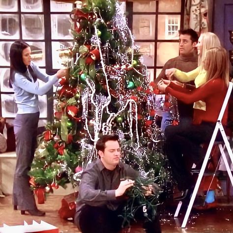 Christmas In Tv Shows, Friends Tv Christmas, Christmas In Movies, People Decorating Christmas Tree, Christmas Movie Aesthetic, Celebrity Christmas, Christmas Films, Christmas Friends, Friends Christmas