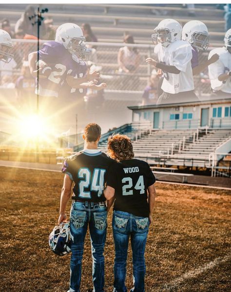 Football Family Pictures, Senior Football Photography, Team Mom Football, Youth Sports Photography, Football Senior Photos, Football Team Pictures, Baseball Senior Pictures, Football Senior Pictures, Boy Senior Portraits