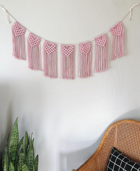 Lindsey Altman on Instagram: “Valentine’s Day is a comin, friends!! This heart macramé bunting is festive & oh so cute. I imagine hanging it up in the kitchen with pink…” Macrame Heart Wall Hanging, Macrame Bunting, Macrame Banner, Macrame Door, Door Art, Diy Garland, Bunting, The Kitchen, So Cute