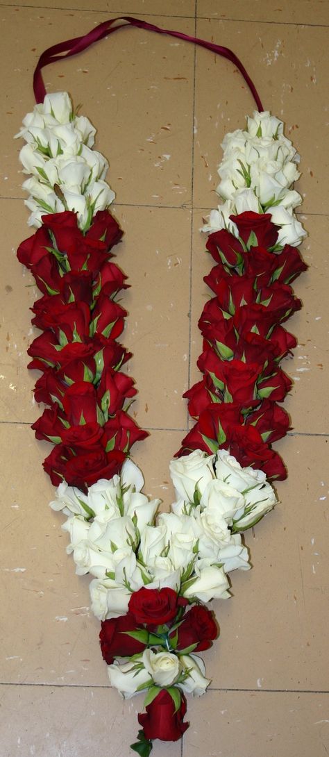 Carnation Garland, Flower Jewelry Diy, Hindu Wedding Decorations, Flower Garland Diy, Indian Wedding Garland, Fresh Flower Jewelry, Indian Wedding Flowers, Wedding Flower Jewelry, Fresh Wedding Flowers