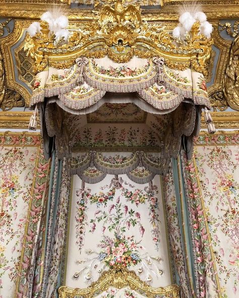 Coquette House, Marie Antoinette Aesthetic, Rococo Aesthetic, Marie Antoinette Dresses, Summer Abroad, Royal Bedroom, Rococo Fashion, Flower Bedroom, Mi Life