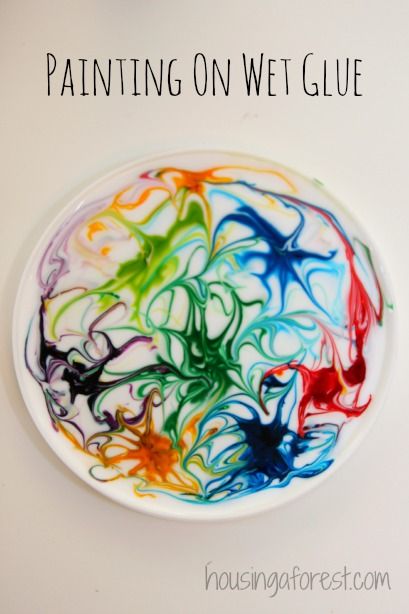 Painting on Wet Glue - such a FUN canvas! Food Colouring, Childrens Crafts, Diy Tips, Process Art, Preschool Art, Art Activities, Sun Catcher, School Crafts, Crafts To Do