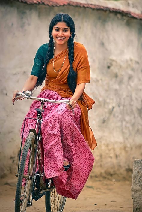 Elegance Wallpaper, Human Figure Sketches, Sai Pallavi, Authentic Beauty, Indian People, Village Girl, India Photography, Dp Images, Girl Crush Fashion