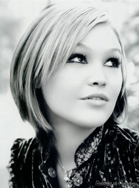 short Wynona Rider Short Hair, Short Layered Bob Hairstyles, Julia Stiles, Makeup Tip, Bob Hairstyles For Thick, Layered Bob Hairstyles, Short Hairstyles For Thick Hair, Long Pixie, Foto Tips