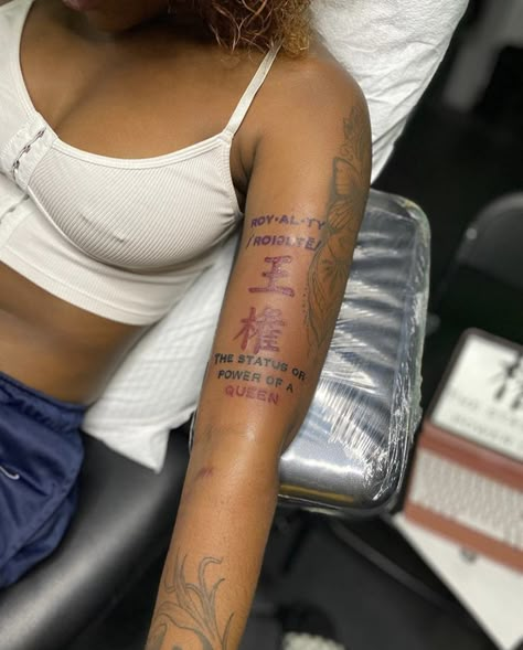 2x2 Tattoo Ideas For Women Simple, Tattoo 2023, Girl Arm Tattoos, Hand Tattoos For Girls, Pretty Hand Tattoos, Black Girls With Tattoos, Spine Tattoos For Women, Forearm Tattoo Women, Big Mama