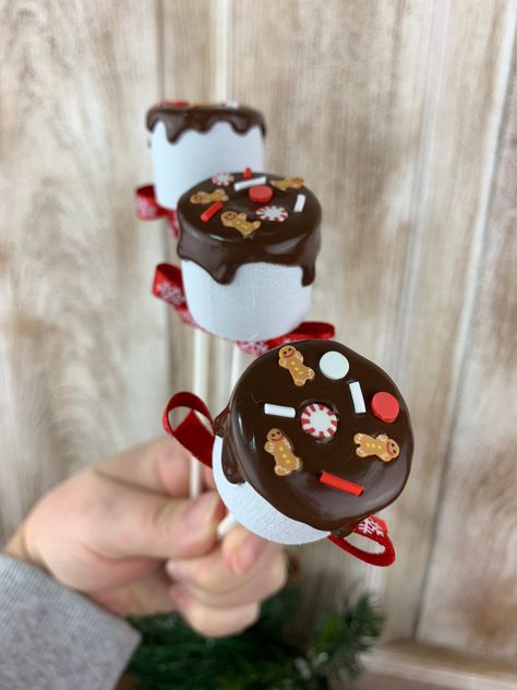 Fake Marshmallows Diy, Marshmallow Decorations, Marshmallow Creations, Christmas Marshmallows, Fake Marshmallows, Marshmallows On A Stick, Faux Marshmallows, Cup Toppers, Bingo Christmas