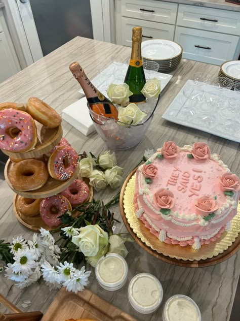 Bridal Party Proposal Party, Bridesmaid Proposal Party Decorations, Bridesmaid Proposal Cake Ideas, Bride Maid Proposal, Bridesmaid Proposal Set Up, Bachelorette Brunch Restaurant, Brunch With The Bride Decorations, Bridesmaid Proposal Tea Party, Bridesmaid Proposal Dinner Ideas