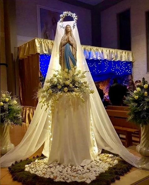 Altar Para La Virgen Ideas, Altar Decorations Church, Home Altar Catholic, Assumption Of Mary, Church Altar Decorations, Catholic Altar, Altar Design, Catholic Decor, Church Flower Arrangements