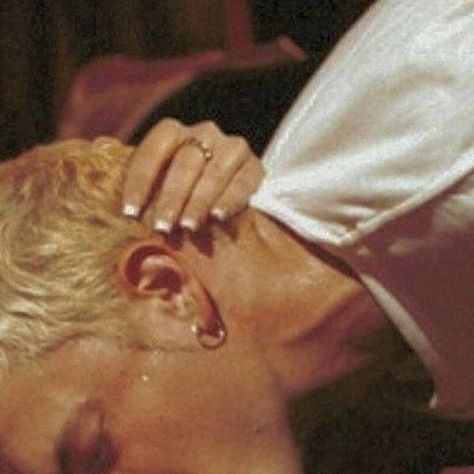 Y2K DAILY on Instagram: "eminem kissing a fan in the audience at one of his shows, 1999" Eminem Kissing, The Slim Shady, Eminem Photos, Bola Basket, 90s Rap, Eminem Slim Shady, The Real Slim Shady, Marshall Mathers, Rap God