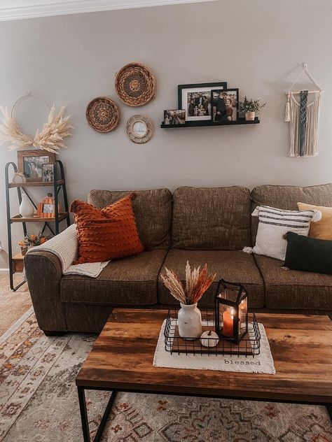 Fall Decor Brown Couch, Fall Living Room Brown Couch, Boho Farmhouse Living Room Brown Couch, Western Fall Decor Living Room, Homey Earthy Living Room, Dark Brown Couch Boho Living Room, Brown Couch Fall Decor, Boho Living Room With Brown Couch, Dark Western Boho Living Room