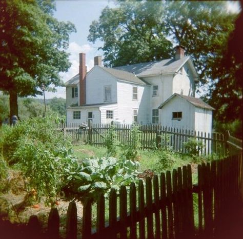 Victorian Molding, Farm Ranch House, Outdoor Vegetable Garden, 1910 Farmhouse, Rustic Farmhouse Exterior, Georgia Living, American Countryside, Old Farmhouses, Foliage Decor