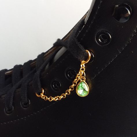 Diy Shoe Charms, Shoe Chains Diy, Crochet Shoelaces, Shoelace Beads, Shoe Patches, Shoelace Accessories, Shoe Charms Diy, Shoe Lace Charms, Shoe Accessories Diy