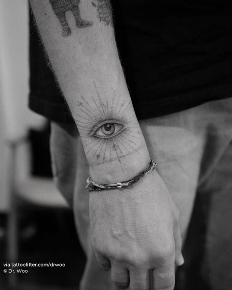 Single needle eye tattoo located on the wrist. Text Tattoo Arm, Eye Tattoo On Arm, Ojo Tattoo, Wrist Tatoo, Realistic Eye Tattoo, Tattoo Dublin, Third Eye Tattoos, Eye Tattoos, Dr Woo