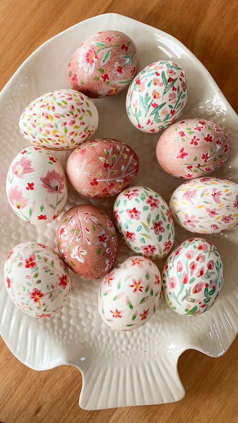 Pretty Easter Eggs, Painted Easter Eggs Ideas, 7 Sin Norooz Ideas, Cute Easter Decor, Easter Egg Painting Easy, Easter Decor Aesthetic, Easter Egg Ideas Decorating, Painted Eggs Art, Egg Painting Ideas Art