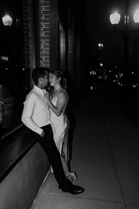 Night City Wedding Photos, Couple Night Photoshoot Poses, Nighttime Downtown Photoshoot, Couples Night Photography, Night Flash Photography Couple, Date Night Photo Ideas, Night Time Couples Photoshoot, Night Time Engagement Photos, Couples Photoshoot Night