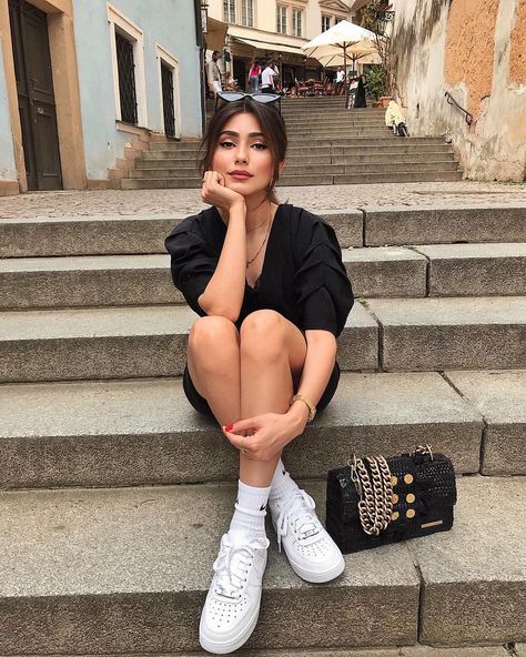 The city of stairs ✨ resting after walking a few thousands of stairs to enjoy the view over Malá Strana. Every single step was worth it! Ayda Hadi, Ink Challenge, Ootd Poses, Spain Photos, Travel Pose, Selfie Poses Instagram, Foto Tips, Stylish Photo Pose, Fashion Photography Poses