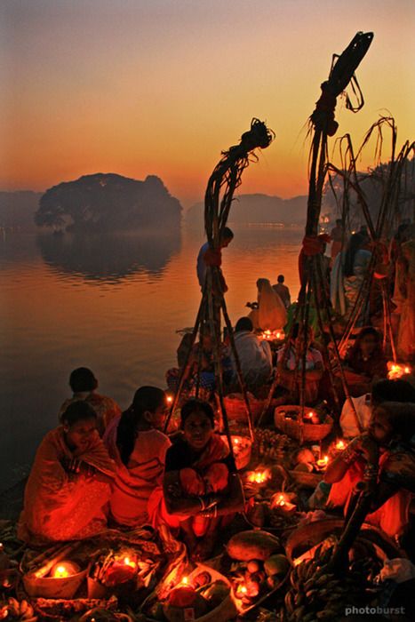 ‘Chhath Puja’ is a very joyous, colorful festival of the Hindu religion in India Bihari Culture, Chhath Puja Photo, Chhath Puja, Amazing India, Festivals Of India, We Are The World, God Pictures, Photo Art Gallery, West Bengal